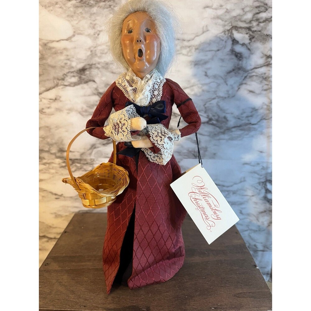 1999 Byers Choice Carolers Williamsburg Lady with Basket